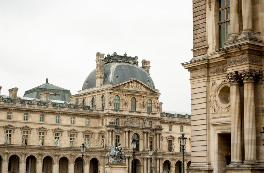 Façade du musée du Louvre à Paris