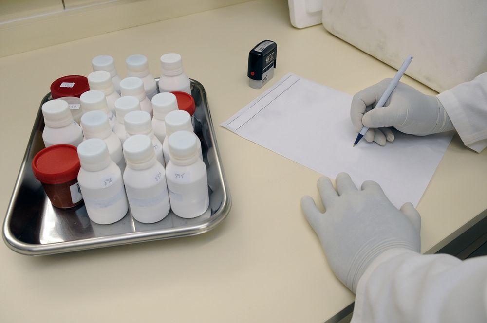 Technicien de laboratoire manipulant des échantillons médicaux