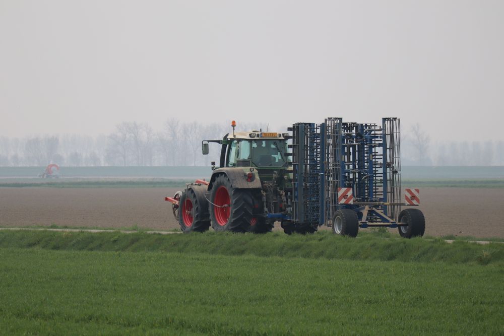 Tracteur agricole au travail dans un champ