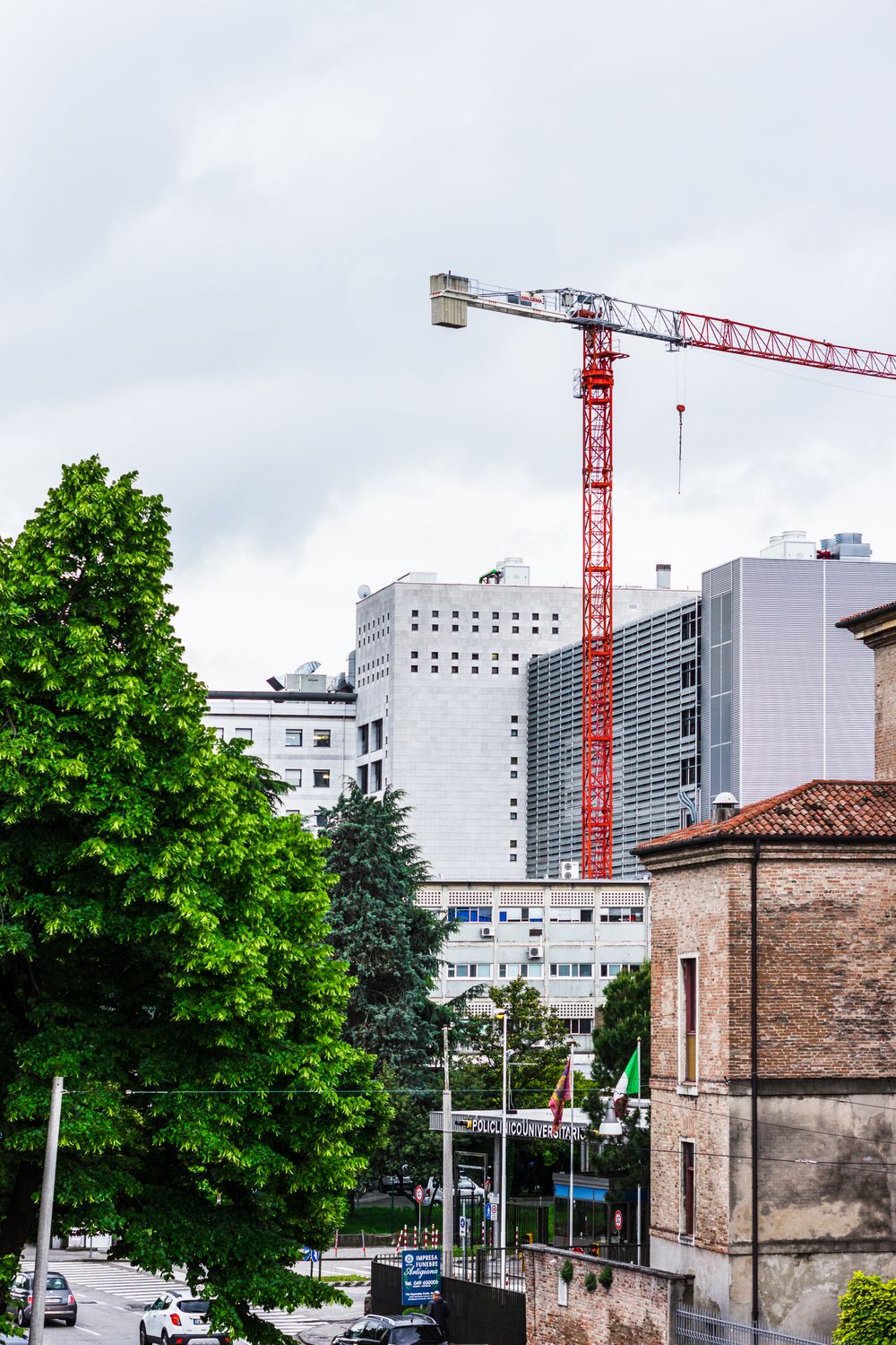 Grue de chantier sur un bâtiment en construction