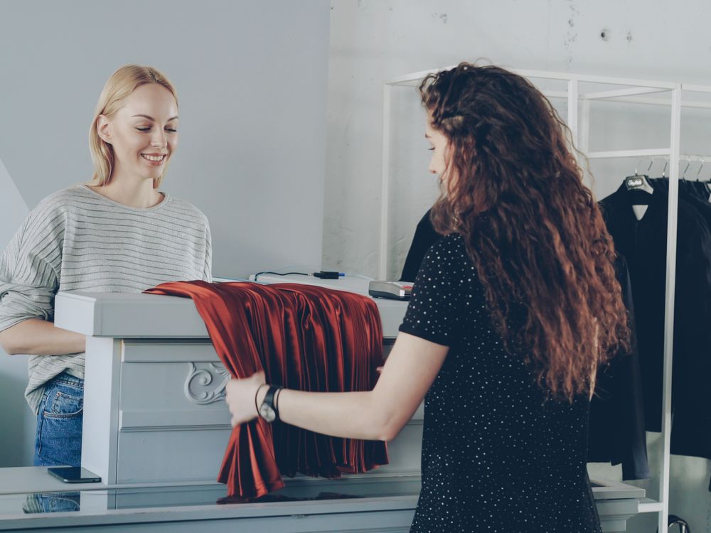 Commerçant derrière son comptoir dans sa boutique