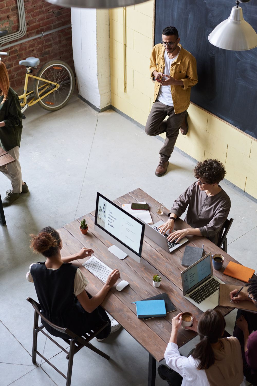 Équipe en réunion de travail autour d'une table