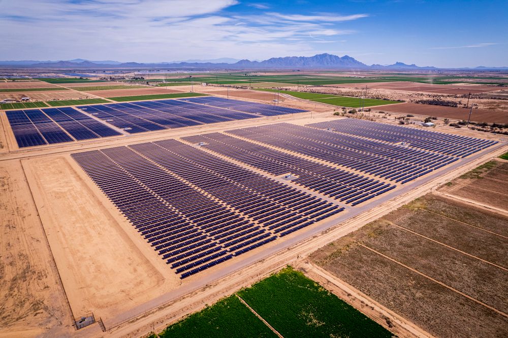 Vue aérienne d'un parc de panneaux solaires