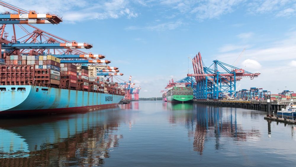 Porte-conteneurs amarrés dans un port de commerce international