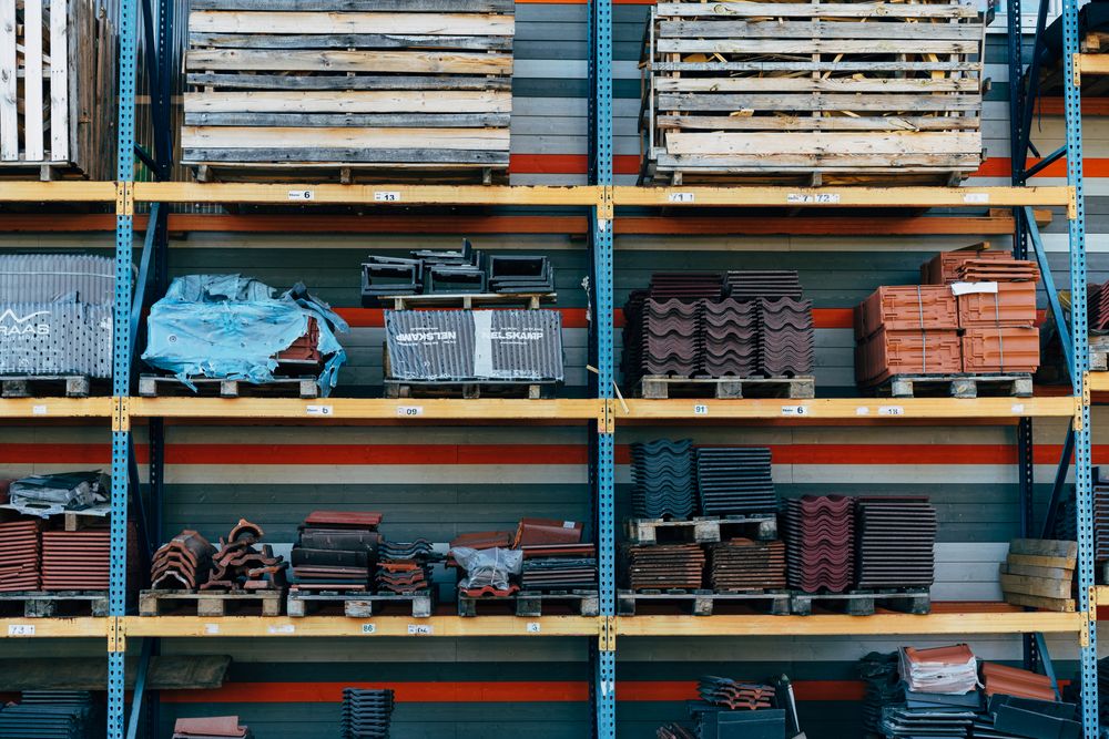 Rayonnages de stockage dans un entrepôt industriel