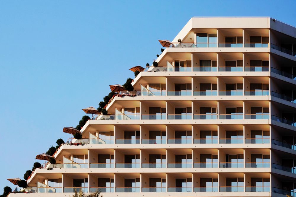 Façade d'un hôtel avec balcons et terrasses